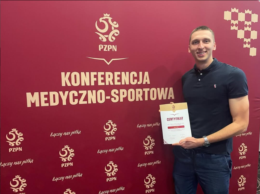 Michał Misior podczas konferencji medyczno-sportowej PZPN